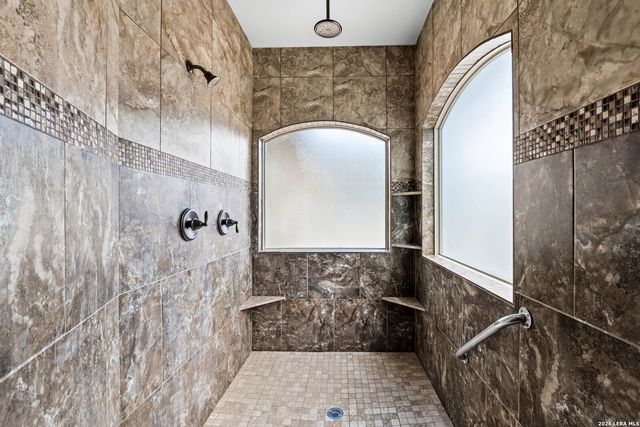 156 WOODLANDS DR, La Vernia, TX 78121