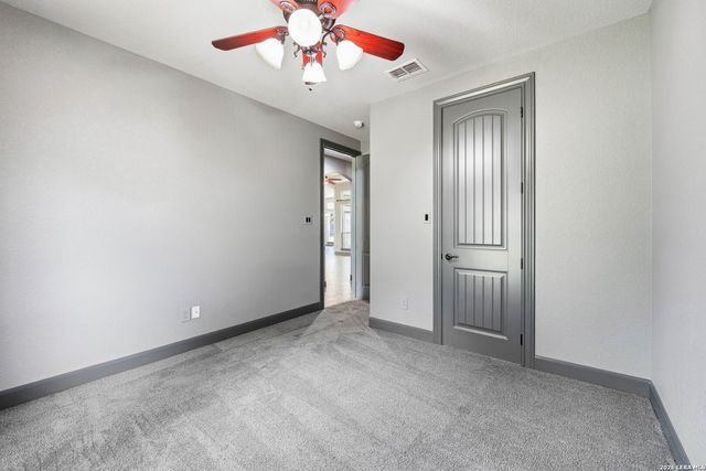 156 WOODLANDS DR, La Vernia, TX 78121
