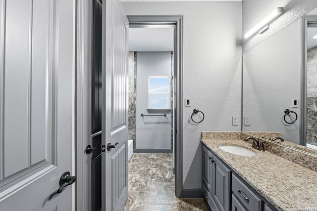 156 WOODLANDS DR, La Vernia, TX 78121