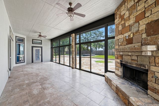 156 WOODLANDS DR, La Vernia, TX 78121