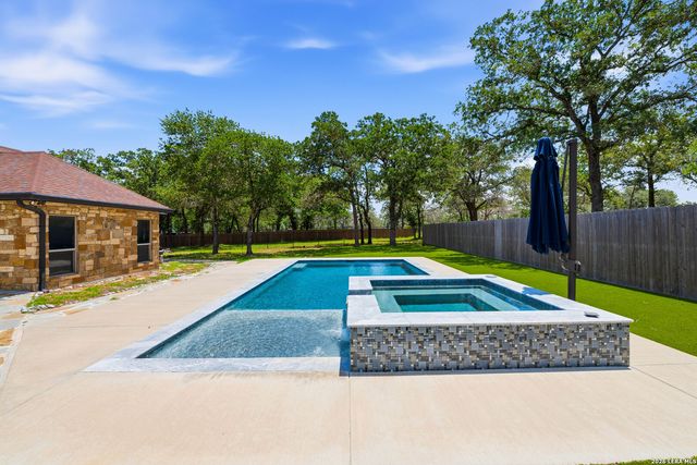156 WOODLANDS DR, La Vernia, TX 78121