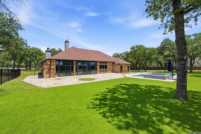 156 WOODLANDS DR, La Vernia, TX 78121