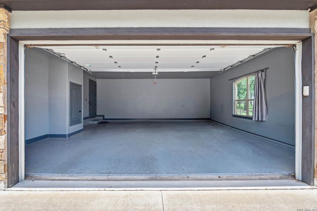 156 WOODLANDS DR, La Vernia, TX 78121