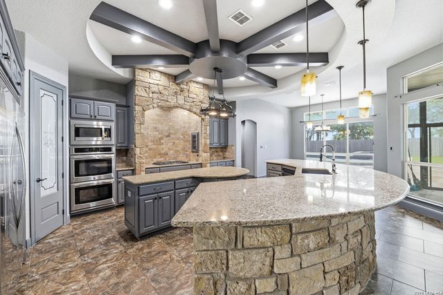 156 WOODLANDS DR, La Vernia, TX 78121