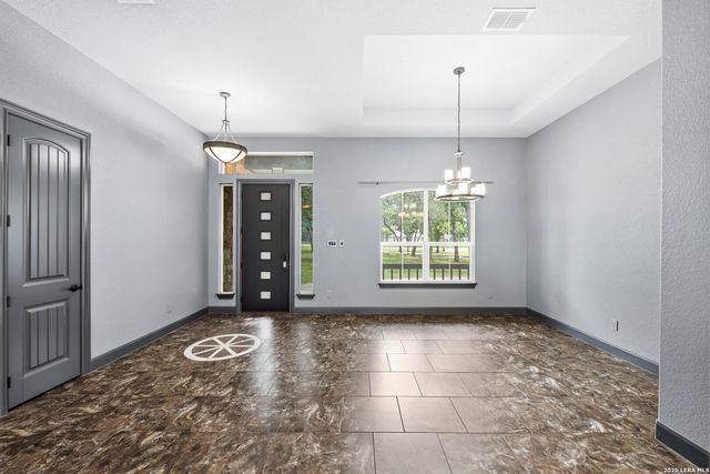 156 WOODLANDS DR, La Vernia, TX 78121