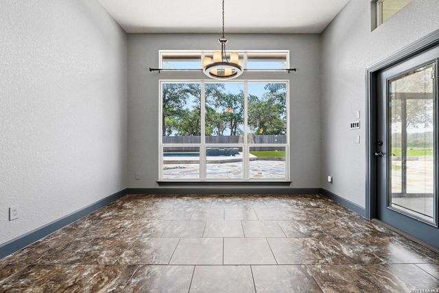 156 WOODLANDS DR, La Vernia, TX 78121