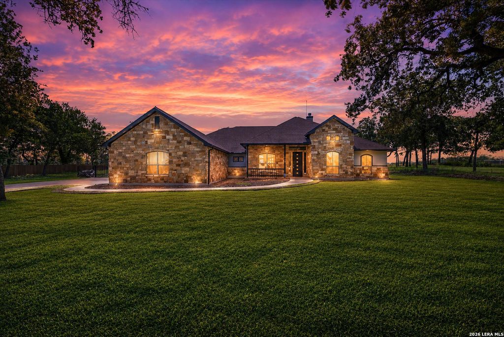 156 WOODLANDS DR, La Vernia, TX 78121