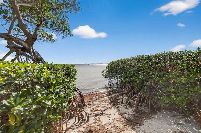 218 NE Edgewater Drive, Hutchinson Island, FL 34996
