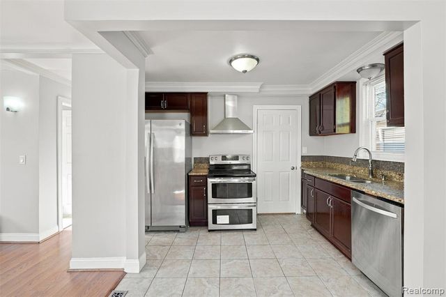 8781 Albany Street, Oak Park, MI 48237