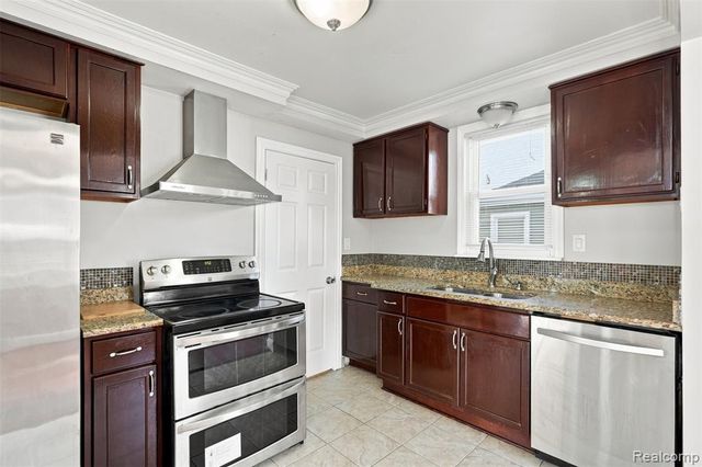 8781 Albany Street, Oak Park, MI 48237
