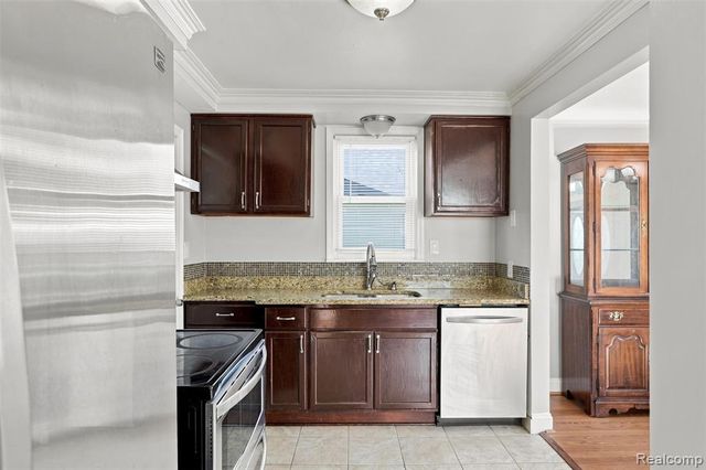 8781 Albany Street, Oak Park, MI 48237