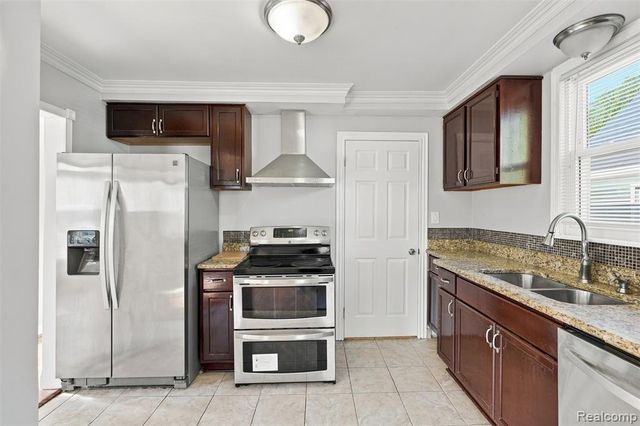 8781 Albany Street, Oak Park, MI 48237