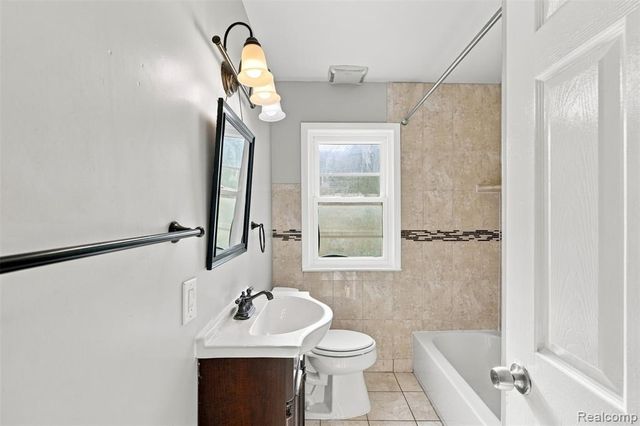 8781 Albany Street, Oak Park, MI 48237