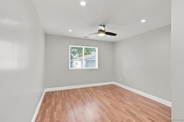 8781 Albany Street, Oak Park, MI 48237