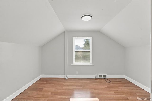 8781 Albany Street, Oak Park, MI 48237