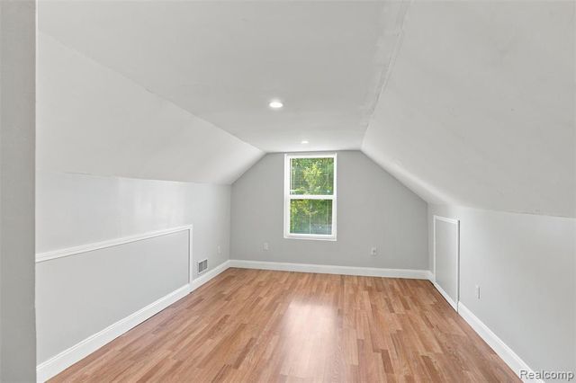 8781 Albany Street, Oak Park, MI 48237