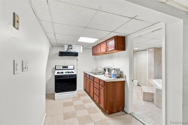8781 Albany Street, Oak Park, MI 48237
