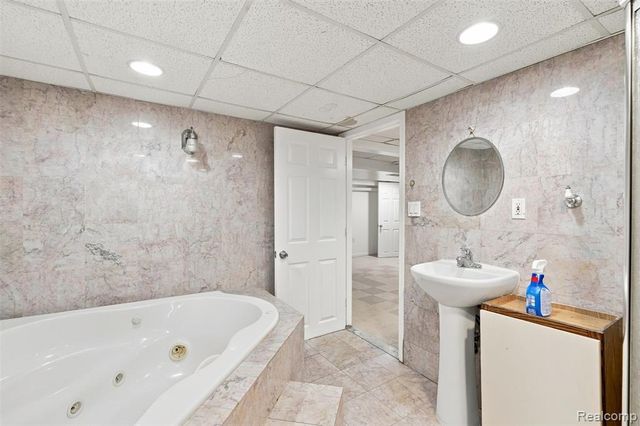 8781 Albany Street, Oak Park, MI 48237