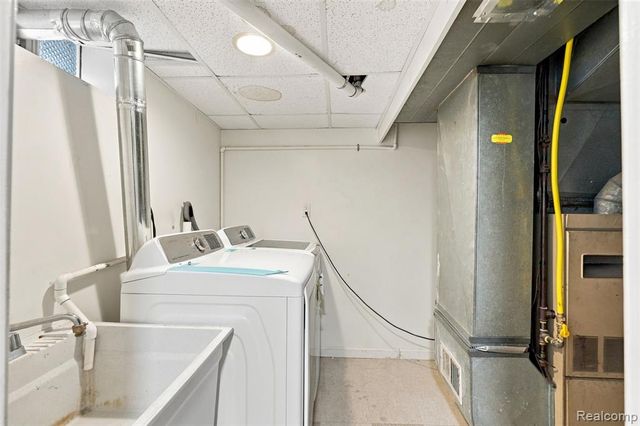 8781 Albany Street, Oak Park, MI 48237