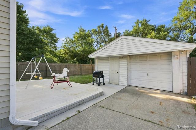 8781 Albany Street, Oak Park, MI 48237