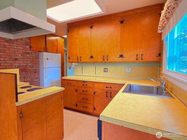 612 S 160th Street, Burien, WA 98148