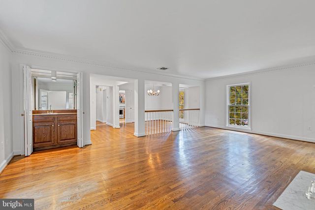 2424 S QUEEN ST, Arlington, VA 22202