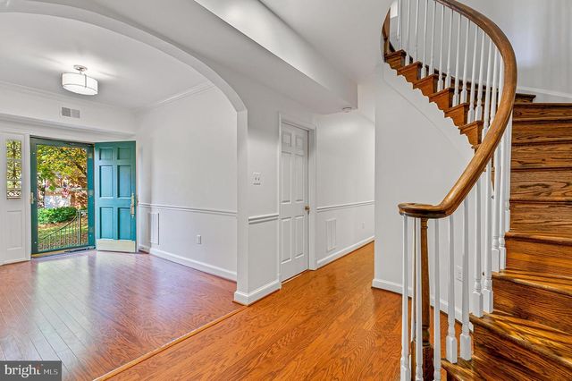 2424 S QUEEN ST, Arlington, VA 22202