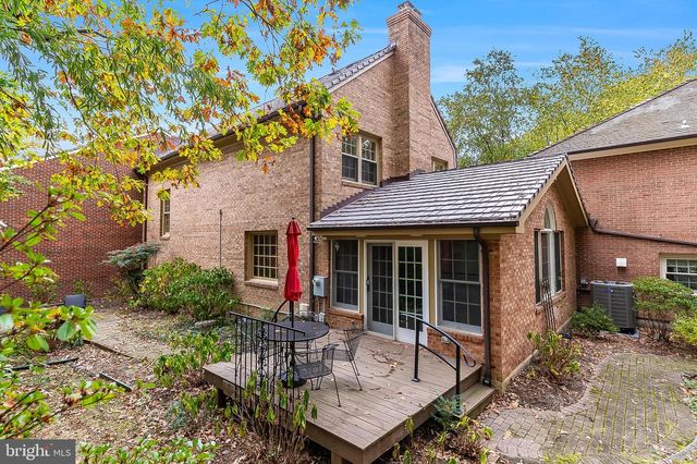 2424 S QUEEN ST, Arlington, VA 22202