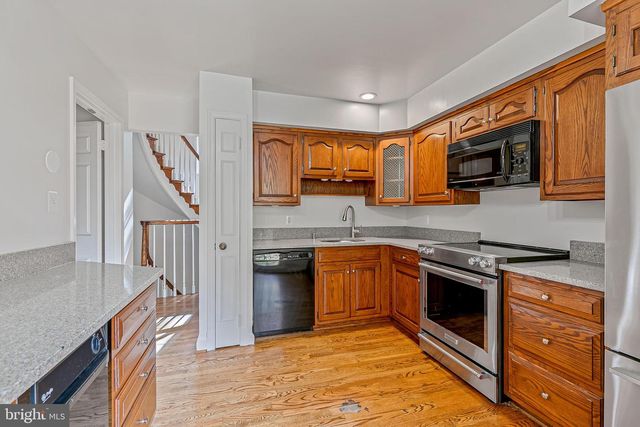 2424 S QUEEN ST, Arlington, VA 22202