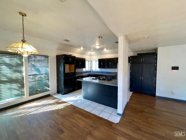 3913 Foxwood Street, Bakersfield, CA 93306