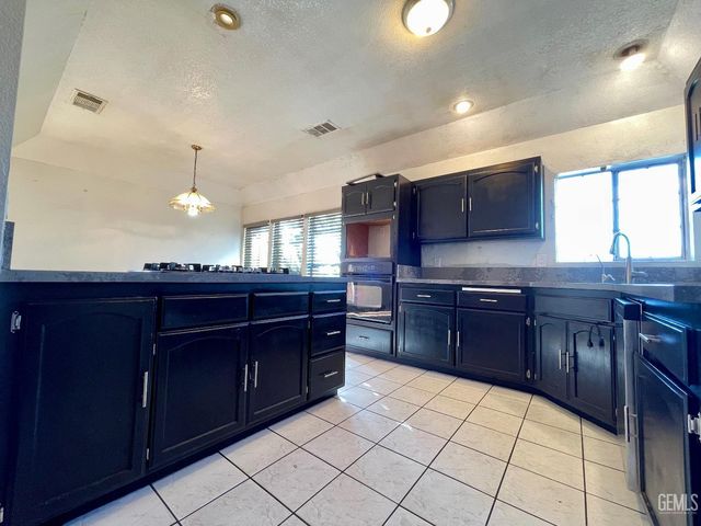 3913 Foxwood Street, Bakersfield, CA 93306