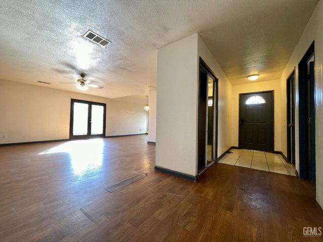 3913 Foxwood Street, Bakersfield, CA 93306