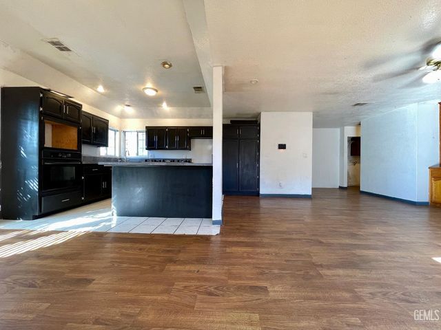 3913 Foxwood Street, Bakersfield, CA 93306