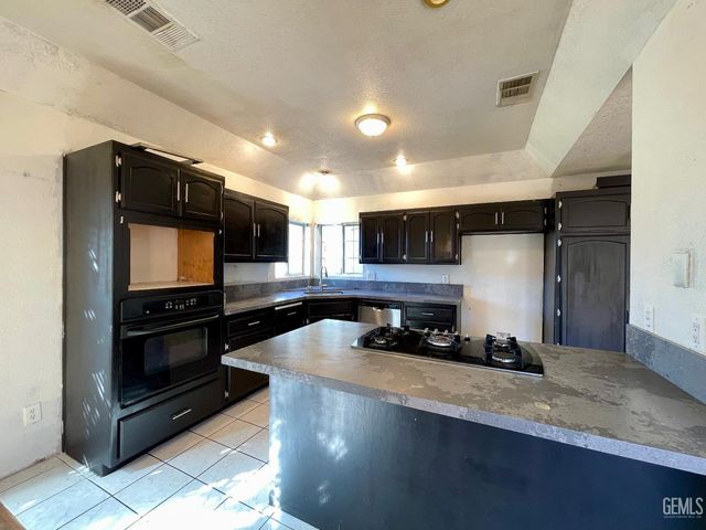 3913 Foxwood Street, Bakersfield, CA 93306