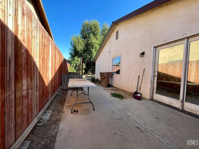 3913 Foxwood Street, Bakersfield, CA 93306