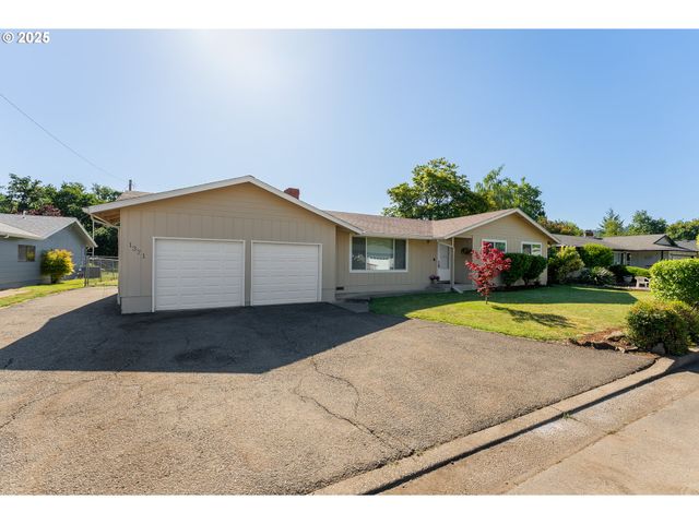 1371 Nw JEFFERSON St, Roseburg, OR 97471