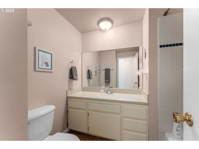 1371 Nw JEFFERSON St, Roseburg, OR 97471