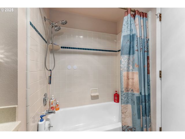 1371 Nw JEFFERSON St, Roseburg, OR 97471