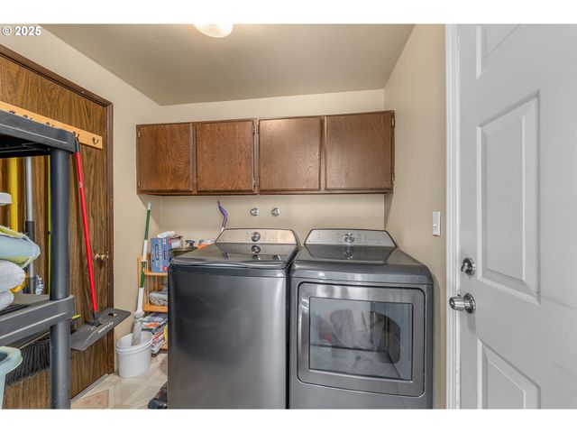 1371 Nw JEFFERSON St, Roseburg, OR 97471