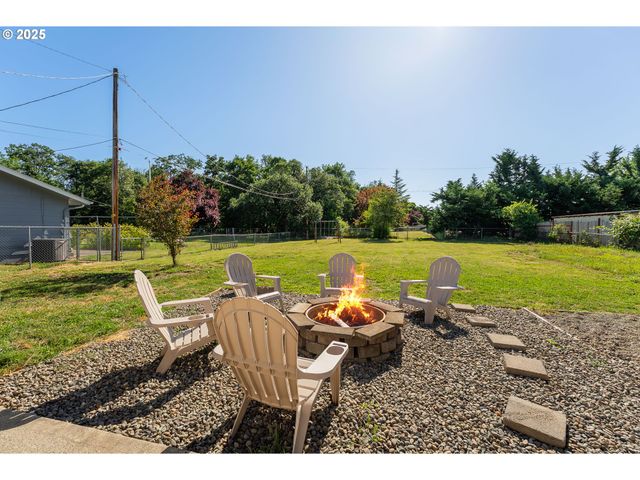 1371 Nw JEFFERSON St, Roseburg, OR 97471