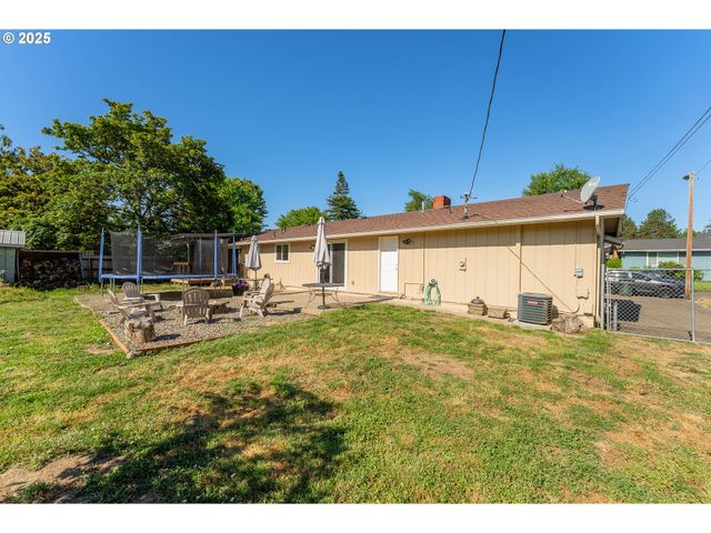1371 Nw JEFFERSON St, Roseburg, OR 97471