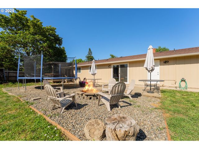 1371 Nw JEFFERSON St, Roseburg, OR 97471