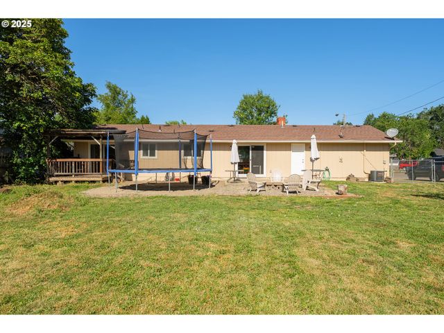1371 Nw JEFFERSON St, Roseburg, OR 97471