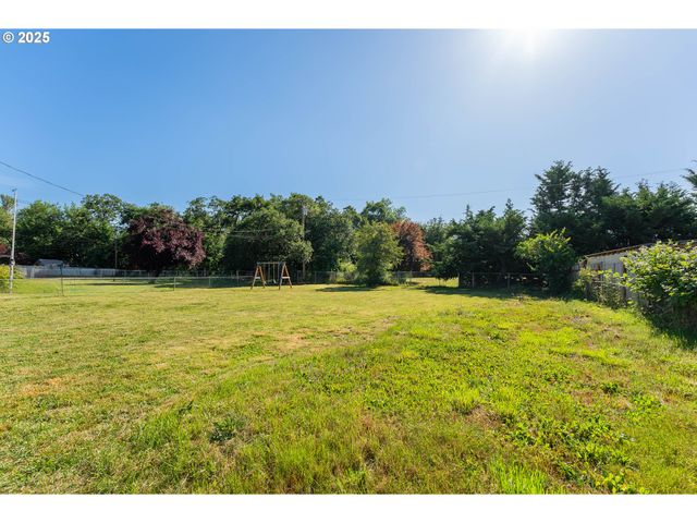 1371 Nw JEFFERSON St, Roseburg, OR 97471