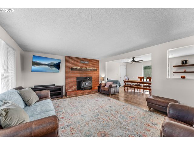 1371 Nw JEFFERSON St, Roseburg, OR 97471
