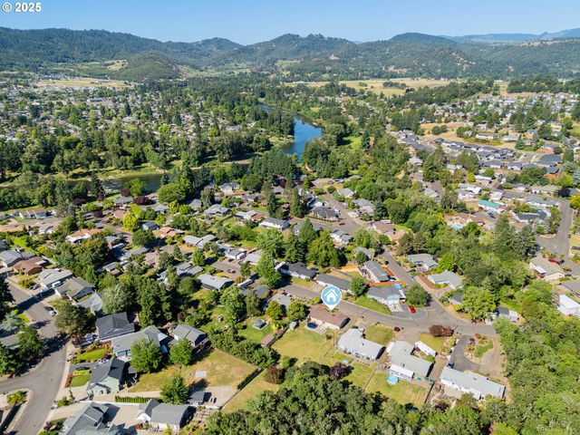 1371 Nw JEFFERSON St, Roseburg, OR 97471