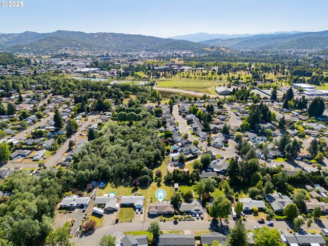 1371 Nw JEFFERSON St, Roseburg, OR 97471