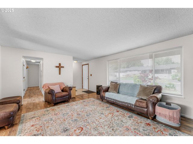 1371 Nw JEFFERSON St, Roseburg, OR 97471