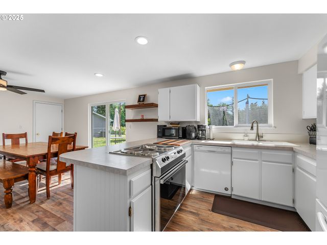 1371 Nw JEFFERSON St, Roseburg, OR 97471