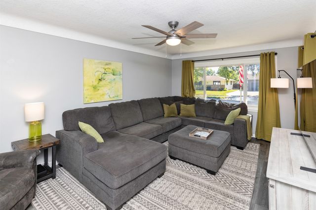 814 SE Oak Drive, Ankeny, IA 50021